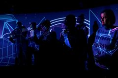 Projektiryhmä tutustui TAMKissa Sote Virtual Labin 360-asteen sylinteriin.