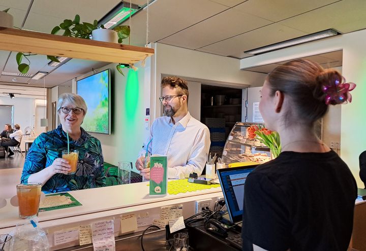 Merkityksellisyyden kokemus ja yksilöllinen huomiointi parantavat vieraanvaraisuus- ja tapahtuma-alan osaajien sitoutumista ja työhyvinvointia. MERIT-hankkeessa toimivat lehtorit Kirsi Tanner ja Mika Kylänen asioivat restonomiopiskelijoiden pop up -kahvilassa TAMKin Resto Labissa.