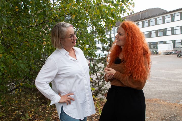 Lehtorit Carolina Pajula ja Kati Tikkamäki juttelevat Tampereen ammattikorkeakoulun pihalla syksyisenä päivänä.
