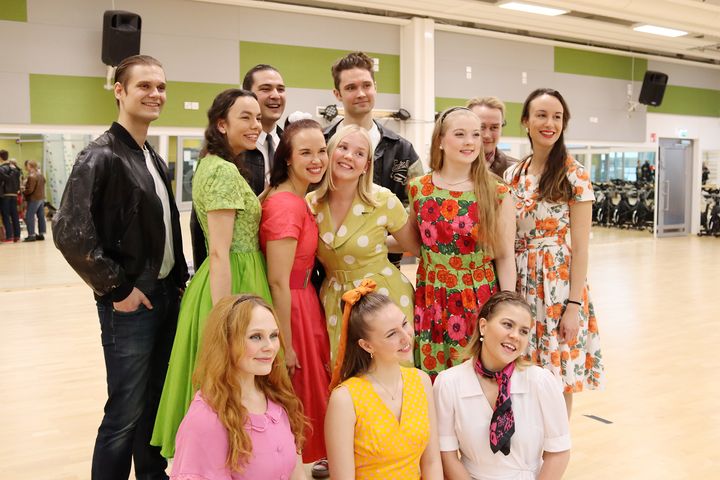 Ensimmäisen vuoden musiikkiteatteriopiskelijat veivät palvelutalojen asukkaat aikamatkalle nuoruuteen.