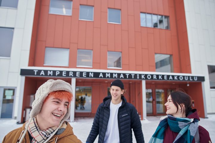 Opiskelijoita TAMKin kampuksen edustalla.