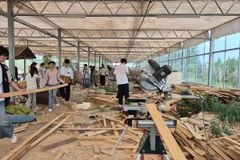 Opiskelijat kantavat jätelautoja.