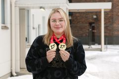 Peppi Konsteri TAMKin edustalla tammikuussa 2026 kultamitalit kaulassaan.