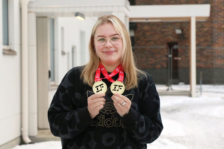 Peppi Konsteri TAMKin edustalla tammikuussa 2026 kultamitalit kaulassaan.