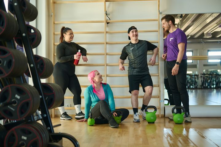 Opiskelijoita liikuntatiloissa.