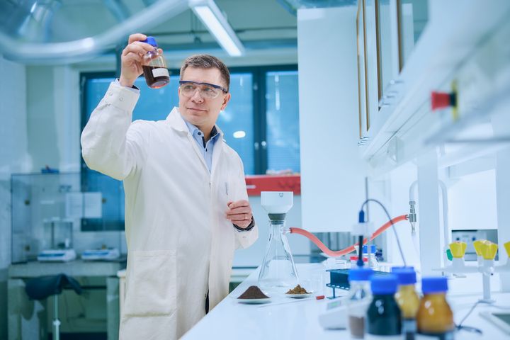 Mieshenkilö kemian laboratoriossa