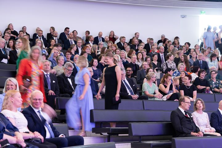 TAMKin henkilöstö seuraa lukuvuoden avajaisia juhlasalin katsomossa.