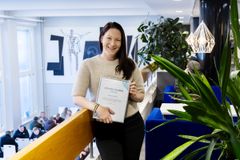 Reetta Keränen TAMKilla diplomi käsissään.