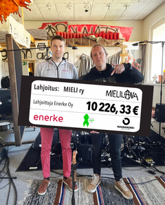 Kaksi henkilöä seisoo yhdessä pitäen suurta shekkiä, jossa on lahjoitussumma 10 226,33 euroa.