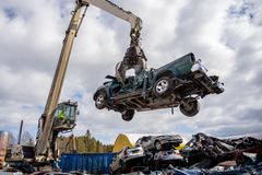 Kuusakoski kierrättää vuositasolla tuhansia ajoneuvoja.