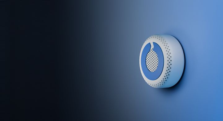 Smart Battery Sensor näyttää palovaroittimelta, mutta toimii älykkäämmin. Kannessa on Kuusakoski Oy:n logosta poimittu elementti.