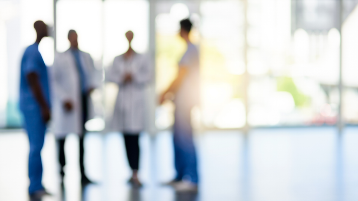 Läkarna och skötarna diskuterar.