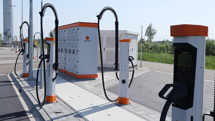 WattHub -latausaseman kokonaiskapasiteetti on 3,6 MW:a, ja se koostuu kuudesta 600 kW:n Kempower Power Unit -tehoyksiköstä ja 36 Kempower Satellite -lataussatelliitista.