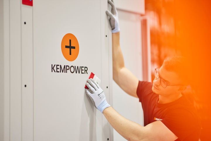 Sopimuksen myötä Kempowerista tulee yksi niistä latausteknologian toimittajista, jotka auttavat Milencea kehittämään sähkörekkojen pikalatausasemia eri puolille Euroopaa.