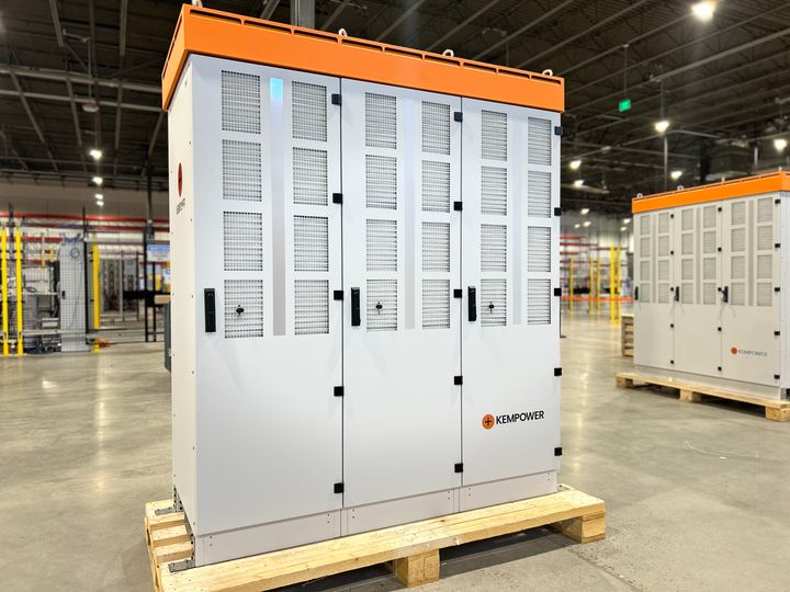 Kempowerin ensimmäiset Yhdysvalloissa valmistetut ETL-sertifioidut DC-pikalaturit lähtivät Durhamin tehtaalta kohti Kanadan Albertaa torstaina 14. joulukuuta 2023.