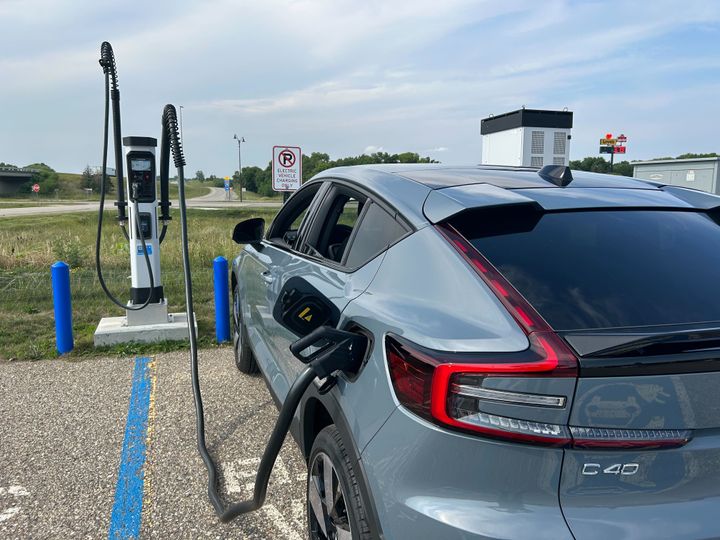 ZEF Energy ja Kempower ovat sitoutuneet tarjoamaan luotettavaa latausta ja toimittamaan latureita vaivattomasti ja lyhyellä toimitusajalla.