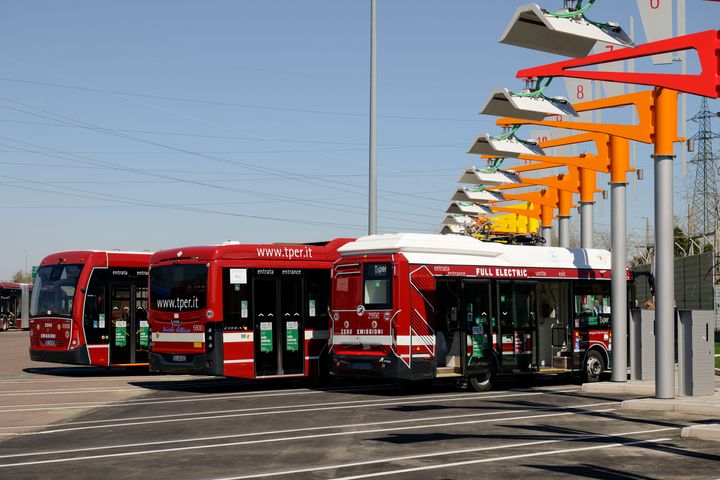 At this site, TPER will charge 20 electric buses with five single-output Kempower Satellites  and 20 Kempower Pantographs.