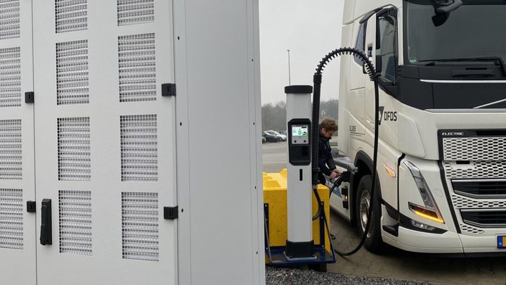 Under the agreement, Kempower will provide fast-charging solutions for DFDS charging hubs upon request, enabling electric trucks and terminal equipment to rapidly recharge their batteries.