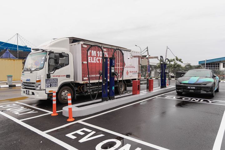 The advanced charging hub, strategically located along the North-South Expressway, offers a total charging capacity of 400kW across 8 charging points and features Kempower’s dynamic technology for optimal efficiency and scalability.