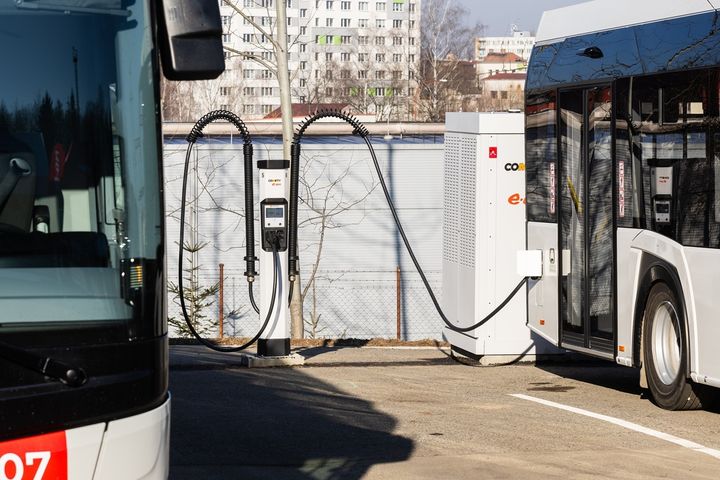 Sähköbussikalustoa ladataan Kempowerin pikalatausratkaisuilla.