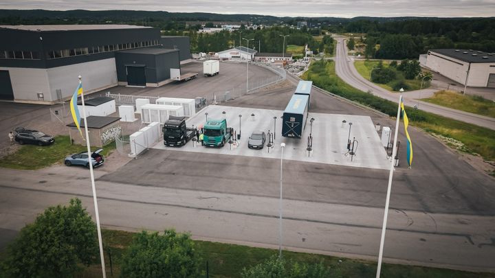 Kempower lataa rekkoja MCS-standardin mukaisesti Alfredsson Transportin modernilla varikolla Ruotsissa
