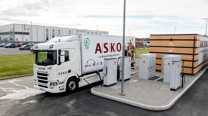 Kempower toimittaa hajautetun megawattilatausjärjestelmän Norjan suurimman päivittäistavaratukkukauppa ASKO:n rekkavarikolle Vestbyssä. Latausasema on ensimmäinen laatuaan Norjassa.