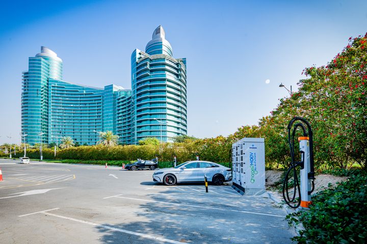 Kempower and Catec supply Dubai’s first public EV charging hub for BYD fleet customers with the Kempower Satellite charging system.