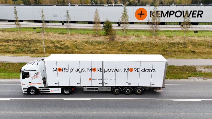 Posti kuljettaa Kempowerin tehtaiden rahdit sähköllä Lahdessa.