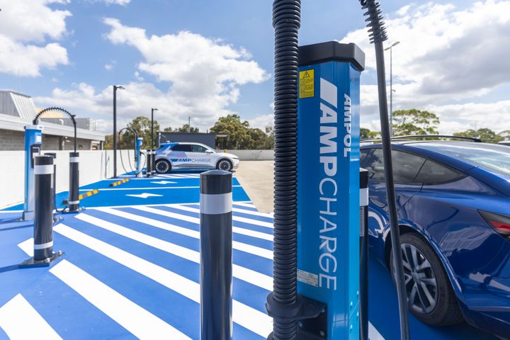 Ensimmäinen Kempowerin latureilla toimiva julkinen AmpCharge- latausasema avattiin Sydneyssä Stockland Merrylandsissä, jossa sähköautoilijoiden käytössä on kuusi latauspistettä.
