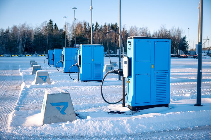 Kempowerin ja Plugitin yhteistyön puitteissa Suomessa on avattu jo kaikkiaan 15 asemaa, mukaan lukien ensimmäinen Kempowerin Suomeen toimittama megawattilatausjärjestelmä (MCS) julkiselle rekkojen latausasemalle HaminaKotkan sataman läheisyyteen Kotkan Mussaloon.