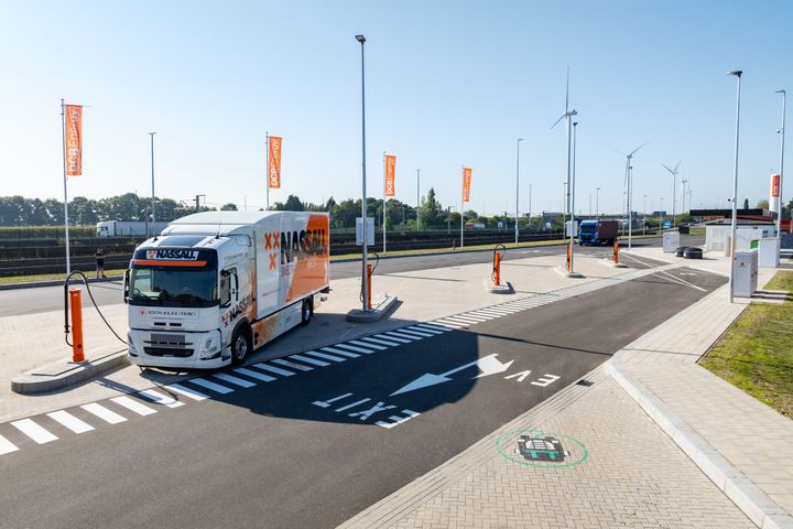 DCB Energyn lippulaivakohteessa Meerissä, Belgiassa, on Kempowerin latauspisteet kuorma-autoille ja sähköautoille