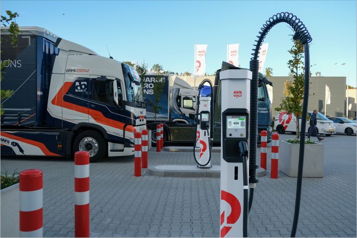 Over five years of partnership, Kempower and AVIA Weghorst have deployed more than 300 DC chargepoints for passenger cars, trucks, and buses, with a total installed power of 21.4 MW, in the Netherlands.