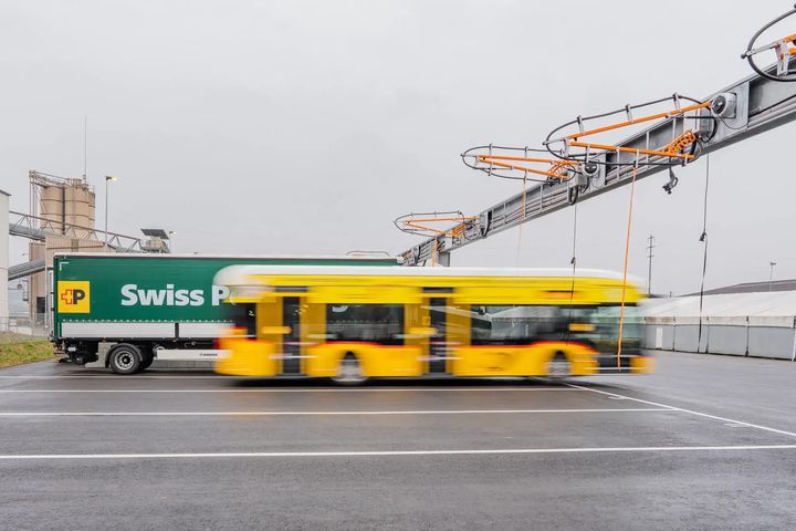 Swiss Post eli Sveitsin posti on ottanut käyttöön Kempowerin modernin pikalatausjärjestelmän sähköbussien ja -kuorma-autojen lataamiseen uudessa logistiikkakeskuksessaan Villmergenissä Sveitsissä.