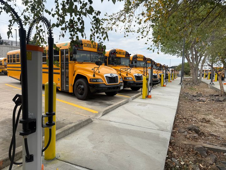 Denverin julkiset koulut ovat saaneet käyttöönsä uutta Kempowerin latausinfrastruktuuria kasvavan sähköbussikaluston tarpeisiin Hilltopin bussiterminaaliissa Coloradon osavaltiossa Yhdysvalloissa