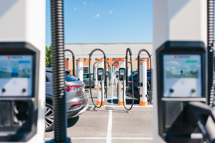 Kempowerin vuosina 2022–2025 kaikkiaan 11 Euroopan maasta keräämä ChargEye-data osoittaa, että sähköajoneuvojen latausinfrastruktuuri toimittaa latauskertaa kohden enemmän energiaa isommalla latausteholla ja lyhyemmässä ajassa.