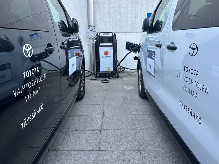 Kempowerin siirrettävillä latureilla varmistettiin Suomen MM-rallin ladattavien tukiautojen lataukset reitin varrella.