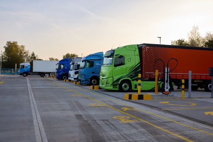 Kempower, Charge Hub ja CX Energy ovat toimittaneet Keoma Energylle 32 latauspisteen julkisen rekkalatausaseman Euroopan suurimpaan logistiikkakeskukseen Magna Parkissa Lutterworthissa, Iso-Britanniassa.