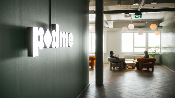 Podme muutti Suomessa uusiin toimitiloihin Lauttasaareen maaliskuussa. Uudet, modernit tilat mahdollistavat entistä laadukkaammat olosuhteet huippulaatuisen äänisisällön tuottamiseen.
