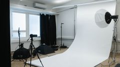 Podmen markkinointitiimin työtilojen viereinen kuvaustila mahdollistaa tiimille entistä nopeamman reagoinnin tuotantotarpeisiin.