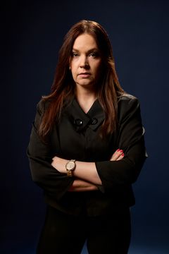 Heidi Holmavuo on siviilitutkija, rikoskirjailija, ensihoitaja, käsikirjoittaja ja rikostoimittaja. Pieksämäeltä lähtöisin oleva Holmavuo on myös opiskellut yksityisetsiväksi.