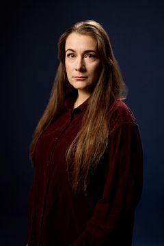 Menestysdekkaristi Elina Backmanin suositun Saana Havas -sarjan viides osa, Kuka pimeässä kulkee (Otava), julkaistiin kesällä. Sarjan käännösoikeudet on myyty jo 17 maahan.