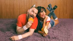 Sampo Marjomaa on tullut tutuksi suomalaisille ennen kaikkea Hauskat kotivideot -tv-ohjelmasta, Sini Sabotage puolestaan suosittuna artistina.