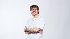 Tommiarska-nimellä parhaiten tunnettu Tommi Ristola syventyy jaksoissaan ajatustensä äärelle. Hän toivoo sisältönsä herättävän ajatuksia ja tunteita.