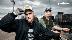 Tuomas Tuomi-Nikulan (vas.) ja Jussi Urpalaisen radiosta tuttu Hikinen Iltapäivä -puheohjelma tekee paluun, nyt Podmen tuottamana podcastina. Podcastin jaksot ilmestyvät perjantaisin 29.5. alkaen kaikilla yleisimmillä podcast-alustoilla.