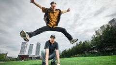 Tuomas Tuomi-Nikula ja Jussi Urpalainen tekivät yhdessä Hikistä Iltapäivää noin 4500 lähetyksen ja 20 vuoden verran. Jatkossa ohjelmaa julkaistaan podcastina.