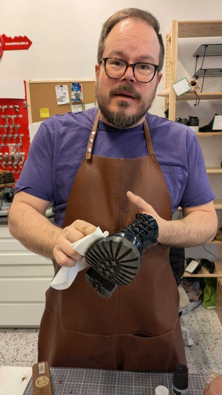 Suutarimestari Ville Hasala.