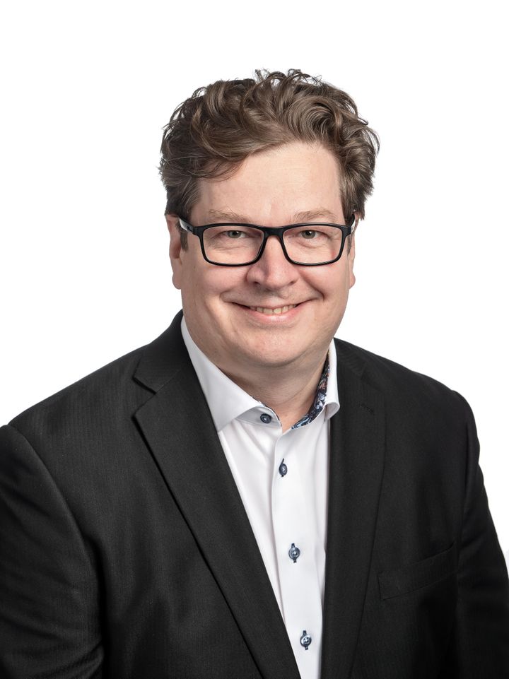 Kuvassa on Antti Launonen