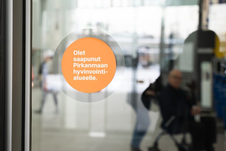 Ovi rakennukseen ja lasiovessa teksti: Olet saapunut Pirkanmaan hyvinvointialuelle