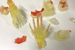 Erimuotoisia kappaleita, jotka on tulostettu 3D-tulostimella.