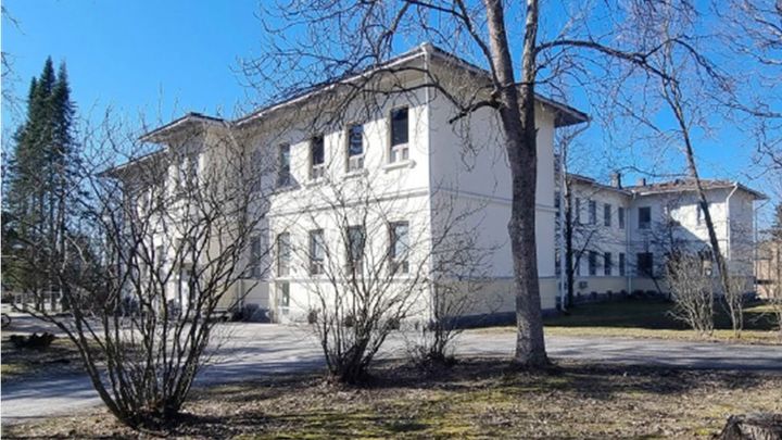 Kuva Piktäniemen valkoisesta rakennukesta